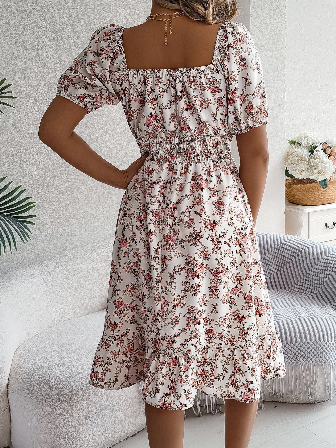Robe Fleurie à Col Carré