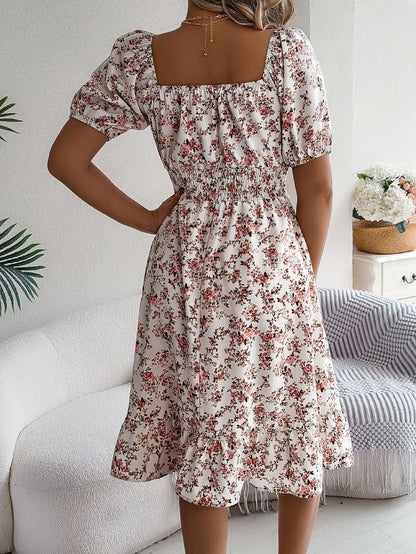 Robe Fleurie à Col Carré